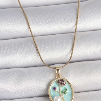 316L Çelik Gold Renk Zincir Mavi Çiçek İşlemeli İnci Detay Portre Model Kadın Kolye