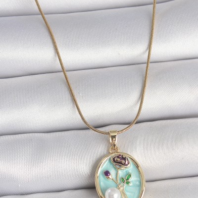 316L Çelik Gold Renk Zincir Mavi Çiçek İşlemeli İnci Detay Portre Model Kadın Kolye
