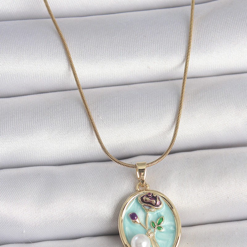 316L Çelik Gold Renk Zincir Mavi Çiçek İşlemeli İnci Detay Portre Model Kadın Kolye