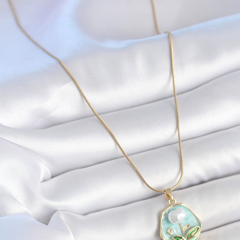 316L Çelik Gold Renk Zincir Mavi Çiçek İşlemeli İnci İşlemeli Portre Model Kadın Kolye