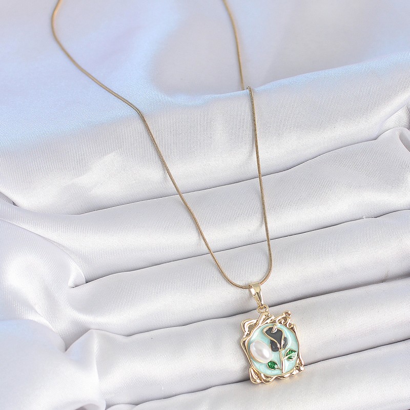 316L Çelik Gold Renk Zincir Mavi Mineli Çiçek İşlemeli İnci Detay Portre Model Kadın Kolye