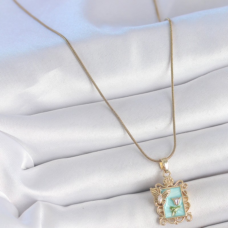 316L Çelik Gold Renk Zincir Mavi Mineli Çiçek İşlemeli Zirkon Taşlı Kelebek Detay Portre Model Kadın Kolye