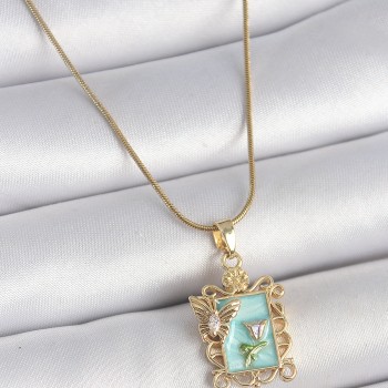 316L Çelik Gold Renk Zincir Mavi Mineli Çiçek İşlemeli Zirkon Taşlı Kelebek Detay Portre Model Kadın Kolye