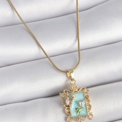 316L Çelik Gold Renk Zincir Mavi Mineli Çiçek İşlemeli Zirkon Taşlı Kelebek Detay Portre Model Kadın Kolye