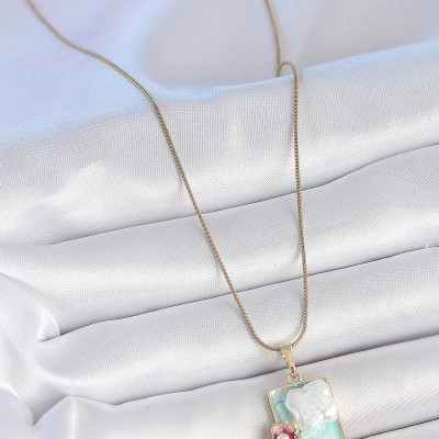 316L Çelik Gold Renk Zincir Mavi Mineli İncili Çiçek İşlemeli Portre Model Kadın Kolye