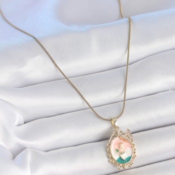 316L Çelik Gold Renk Zincir Mix Renk Çiçek İşlemeli Zirkon Taş Detaylı Portre Model Kadın Kolye
