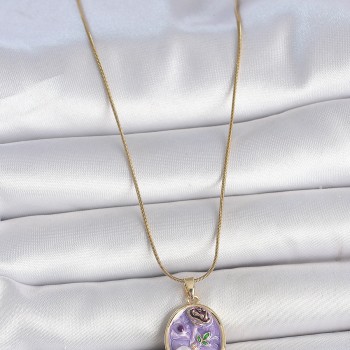 316L Çelik Gold Renk Zincir Mor Çiçek İşlemeli İnci Detay Portre Model Kadın Kolye