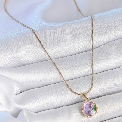 316L Çelik Gold Renk Zincir Mor Çiçek İşlemeli Zirkon Taş İnci Detaylı Minimal Portre Model Kadın Kolye
