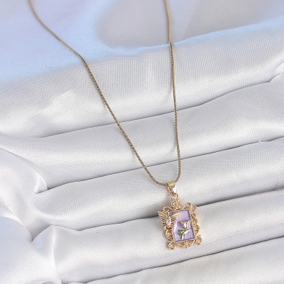 316L Çelik Gold Renk Zincir Mor Mineli Çiçek İşlemeli Zirkon Taşlı Kelebek Detay Portre Model Kadın Kolye