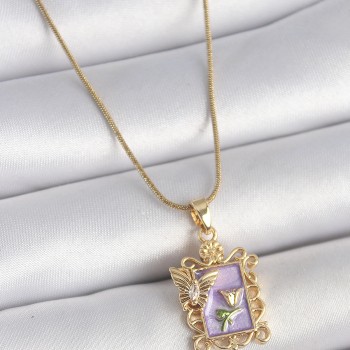 316L Çelik Gold Renk Zincir Mor Mineli Çiçek İşlemeli Zirkon Taşlı Kelebek Detay Portre Model Kadın Kolye