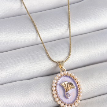 316L Çelik Gold Renk Zincir Mor Mineli İncili Zirkon Taşlı Çiçek İşlemeli Portre Model Kadın Kolye