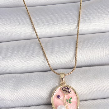 316L Çelik Gold Renk Zincir Pembe Çiçek İşlemeli inci Detay Portre Model Kadın Kolye