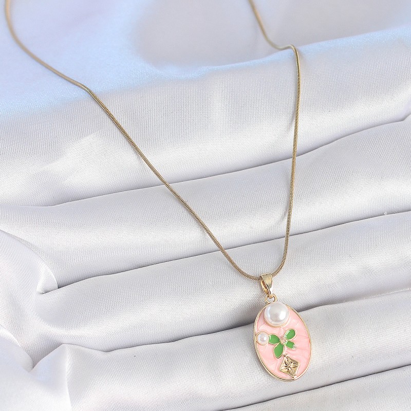 316L Çelik Gold Renk Zincir Pembe Mineli Oval İncili Çiçek İşlemeli Portre Model Kadın Kolye