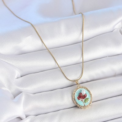 316L Çelik Gold Renk Zincir Turkuaz Mineli İncili Çiçek İşlemeli Portre Model Kadın Kolye