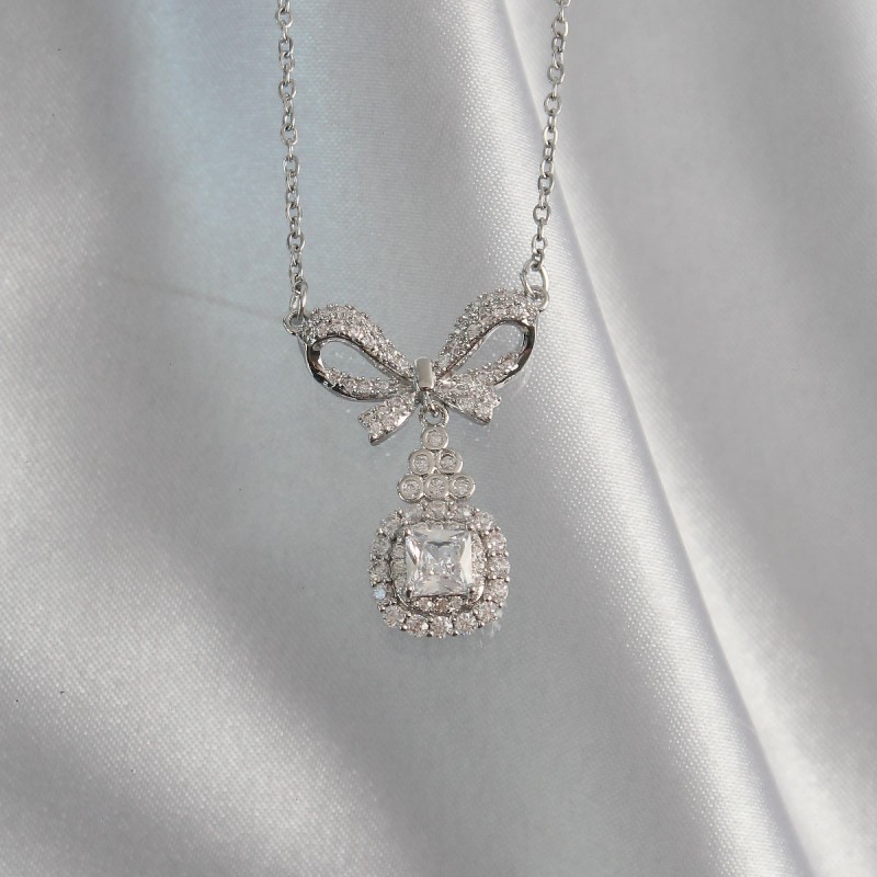 316L Çelik Gümüş Renk Fiyonk Detay Zirkon Taşlı Tektaş Kolye