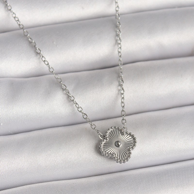 316L Çelik Gümüş Renk İşleme Detaylı Yonca Model Kadın Kolye