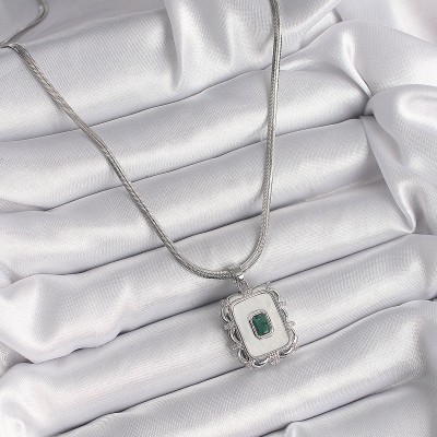 316L Çelik Gümüş Renk İtalyan Zincir Beyaz Sedefli Kare Portre Model Zümrüt Taş Detay Kadın Kolye