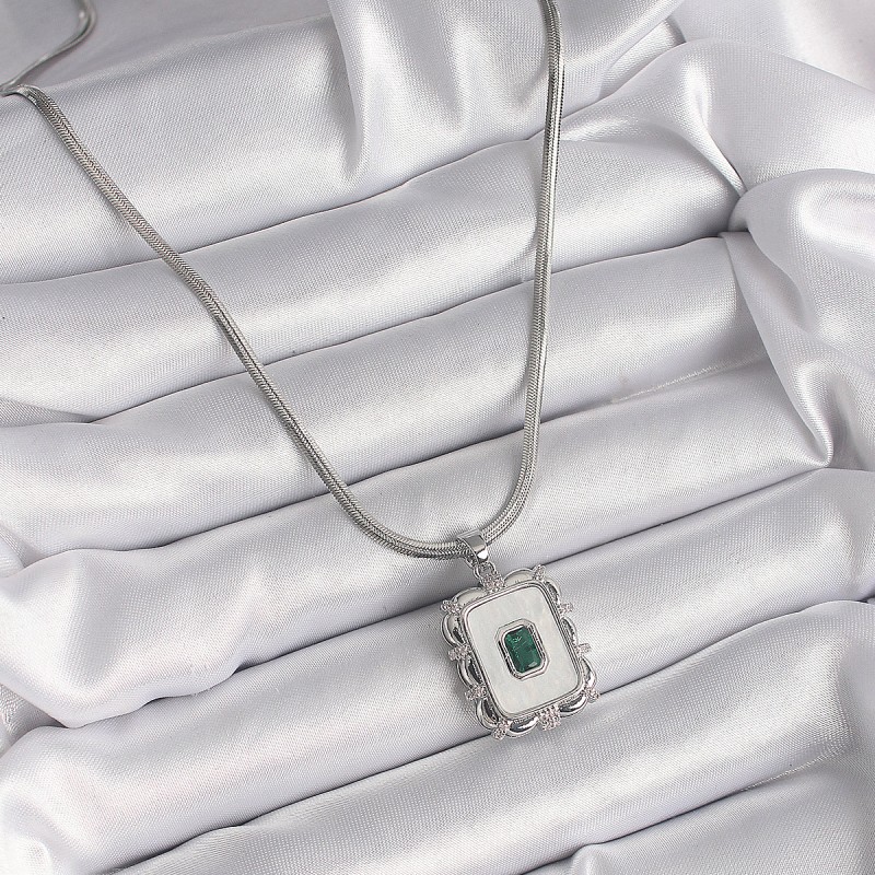 316L Çelik Gümüş Renk İtalyan Zincir Beyaz Sedefli Kare Portre Model Zümrüt Taş Detay Kadın Kolye
