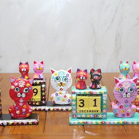 Ahşap Kedili Takvim Orta Boy