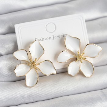 Beyaz Mineli Çiçek Model Pirinç Kadın Küpe