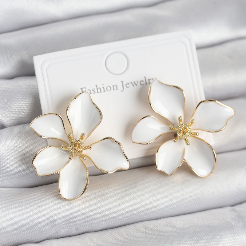 Beyaz Mineli Çiçek Model Pirinç Kadın Küpe