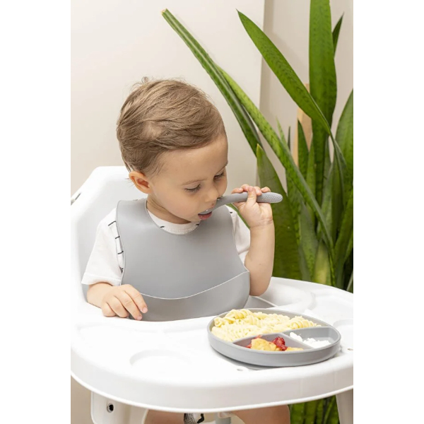 Gri 3’lü Silikon Yemek Seti – Önlük + Diş Kaşıyıcılı Kaşık + Vakumlu Tabak    