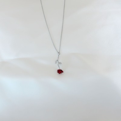 Gümüş Kaplama Kırmızı Gül Figürlü Kadın Kolye