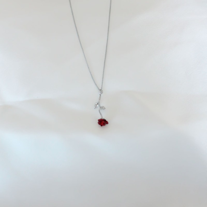 Gümüş Kaplama Kırmızı Gül Figürlü Kadın Kolye