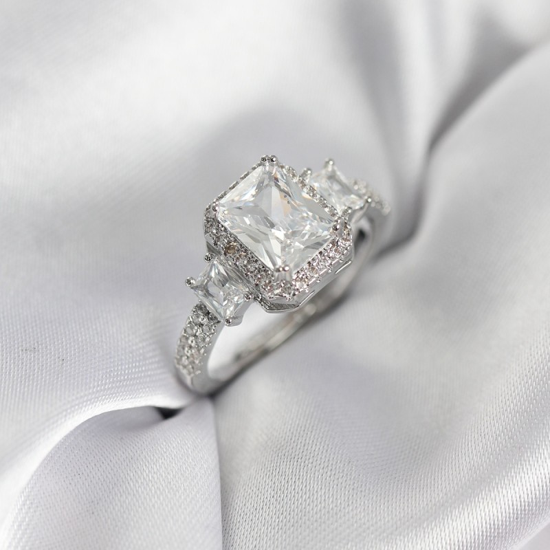 Gümüş Renk Kare Baget Zirkon Taşlı Tek Taş Model Kadın Yüzük