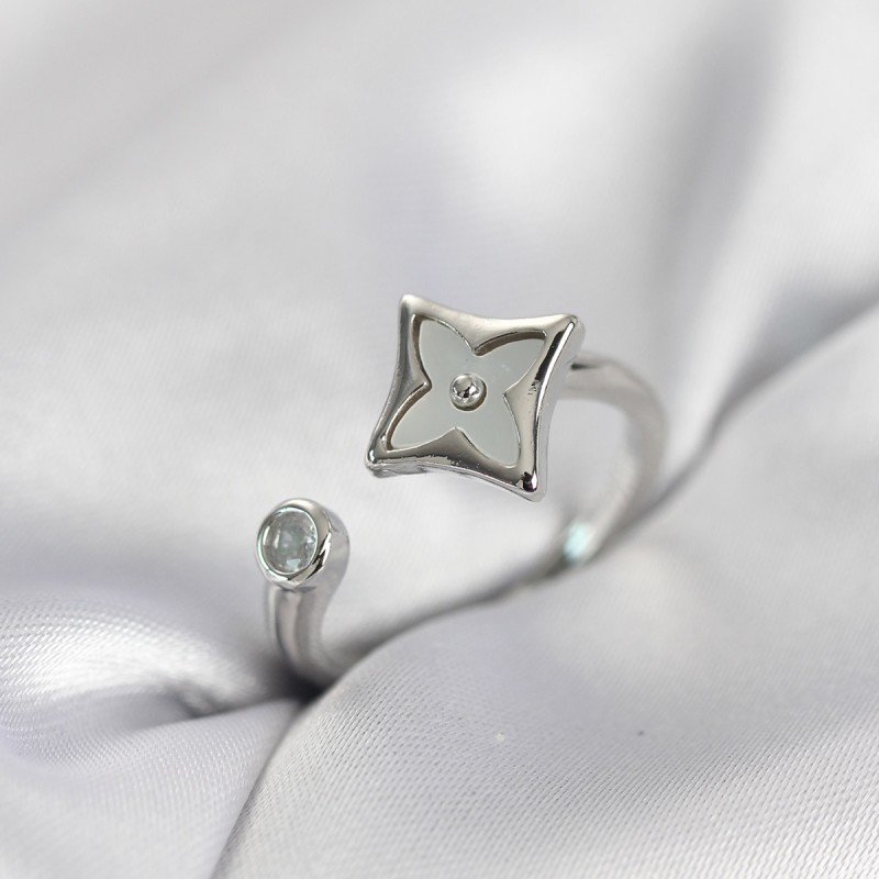 Gümüş Renk Köşeli Yonca Model Zirkon Taşlı Kadın Yüzük