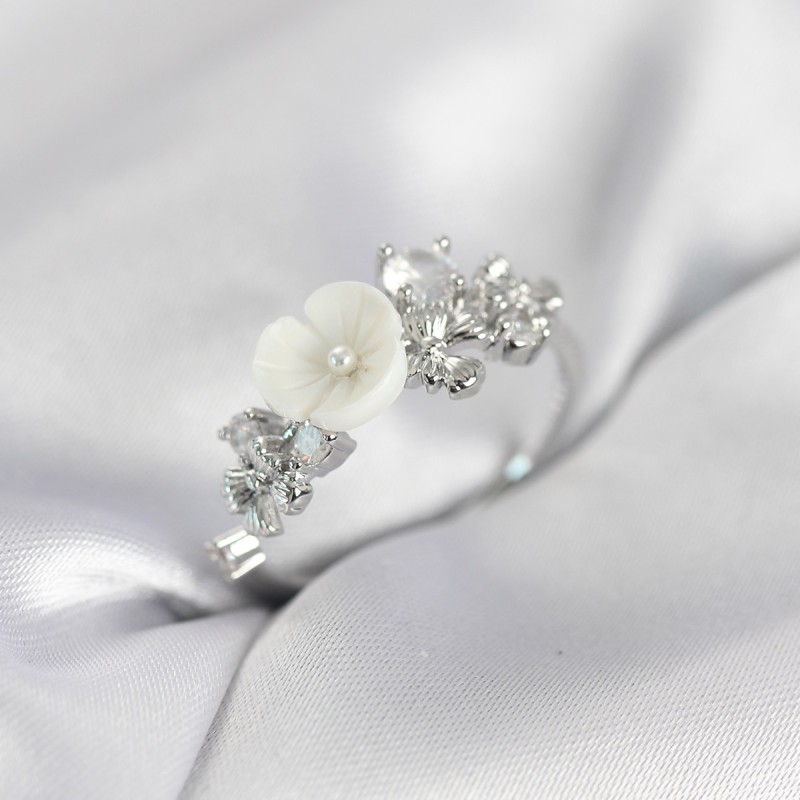 Gümüş Renk Pirinç Çiçek Model Zirkon Taşlı Kadın Yüzük