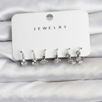 Gümüş Renk Pirinç Yıldız Modelli Kadın Küpe Seti