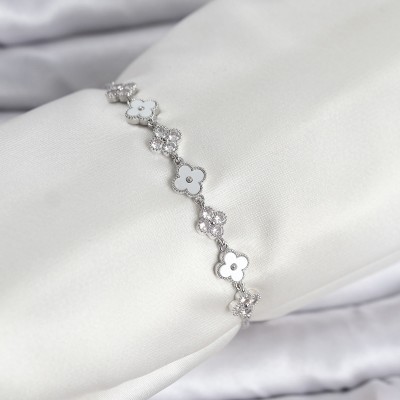 Gümüş Renk Zirkon Taşlı Sıralı Yonca Model Asansörlü Kadın Bileklik