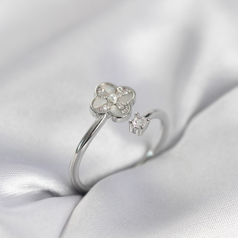 Gümüş Renk Zirkon Taşlı Yonca Model Kadın Yüzük