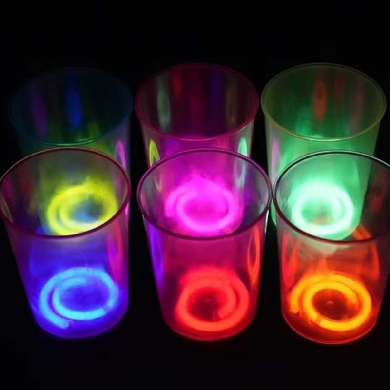 Karanlıkta Yanan Mega Glow Bardaklar 8 Adet