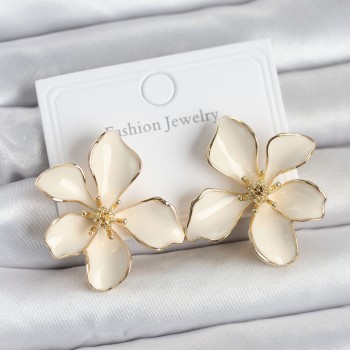 Krem Mineli Çiçek Model Pirinç Kadın Küpe