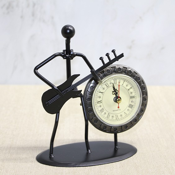 Metal Saatli Gitar Çalan Müzisyen 