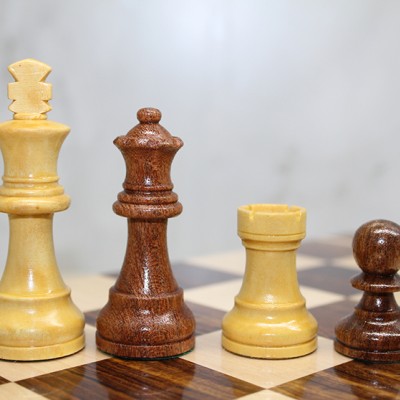 Özel Vernikli Mıknatıs Taşlı Ahşap Katlanabilir Kutulu Satranç Oyunu 25 Cm 