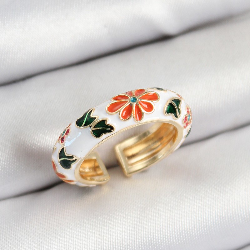 Pirinç Beyaz Mineli Çiçek Motifli Gold Renk Ayarlanabilir Kadın Yüzük