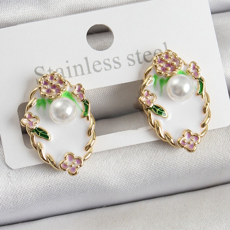 Pirinç Beyaz Mineli İnci Detaylı Sanatsal Portre Model Gold Renk Kadın Küpe