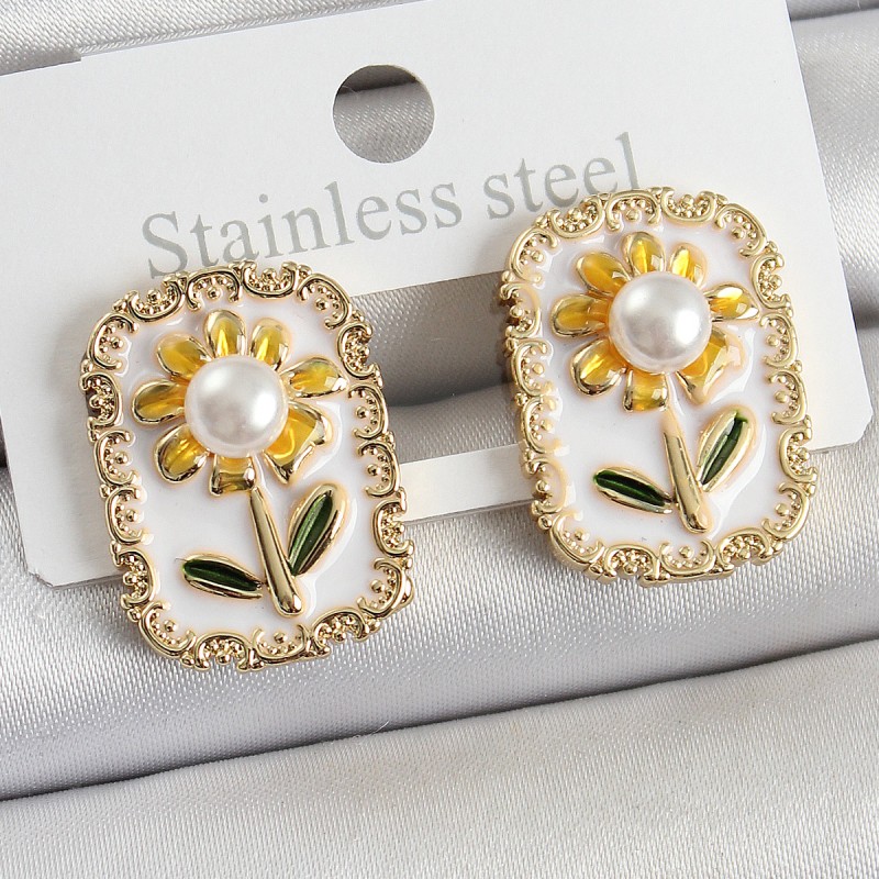 Pirinç Beyaz Mineli Papatya Figürlü Sanatsal Portre Model Gold Renk Kadın Küpe