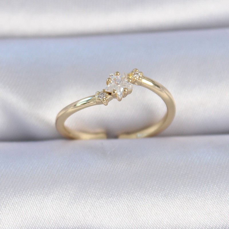 Pirinç Gold Renk Beyaz Çiçek Model Zirkon Taş Detay Kadın Yüzük