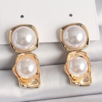 Pirinç Gold Renk İnci Kare Model Kadın Küpe