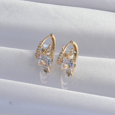 Pirinç Gold Renk İri Zirkon Taşlı Kıvrımlı Minimal Kelebekli Halka Küpe