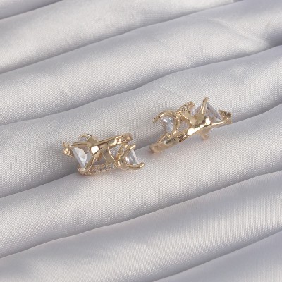 Pirinç Gold Renk İri Zirkon Taşlı Kıvrımlı Minimal Kelebekli Halka Küpe