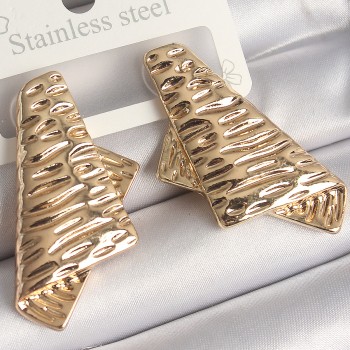 Pirinç Gold Renk İşleme Detaylı Katlanmış Kare Plaka Model Kadın Küpe