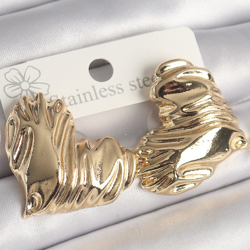 Pirinç Gold Renk İşlemeli Kalp Model Kadın Küpe