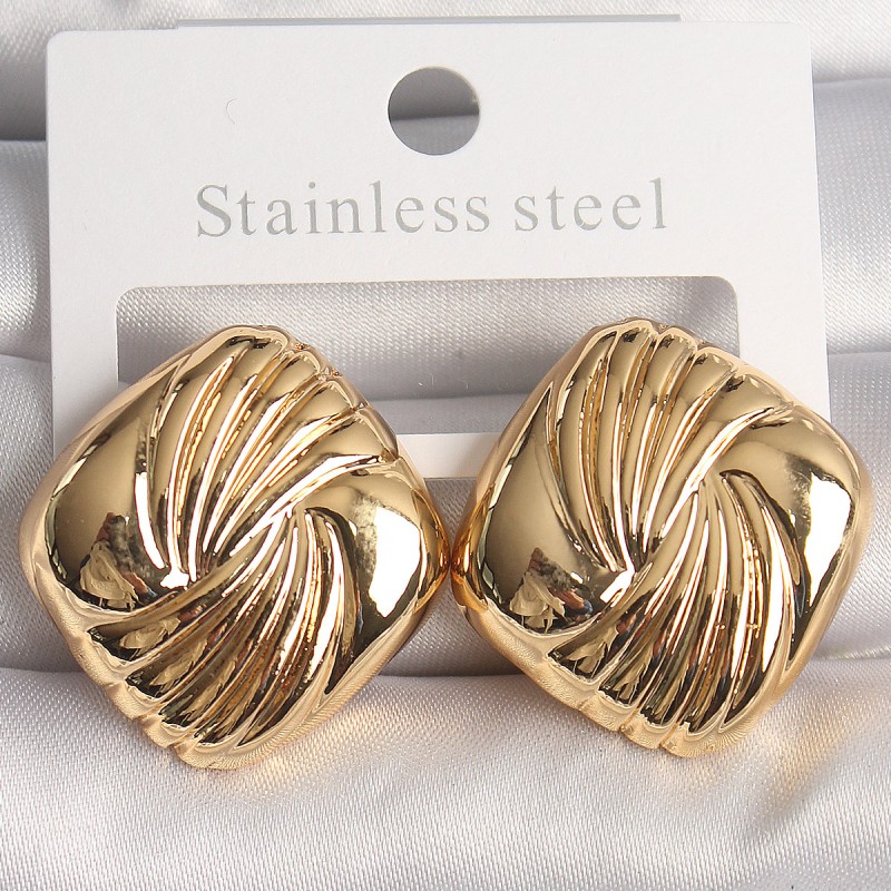 Pirinç Gold Renk İşlemeli Kare Model Kadın Küpe