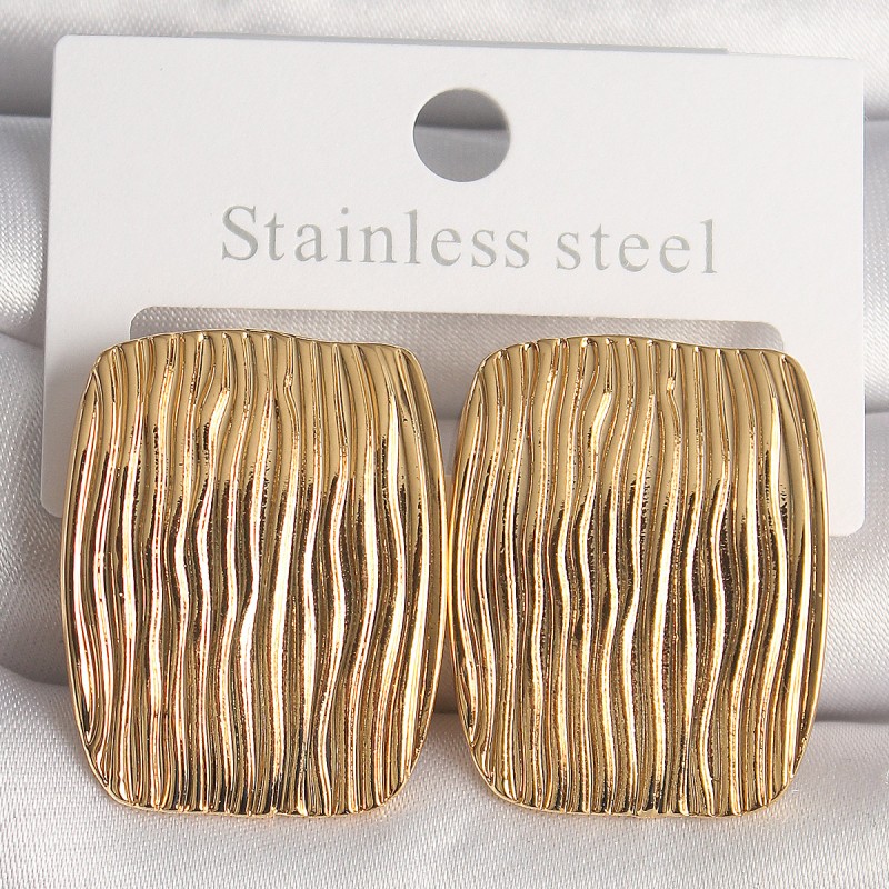 Pirinç Gold Renk İşlemeli Kare Plaka Model Kadın Küpe