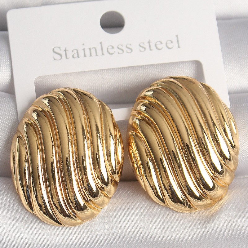 Pirinç Gold Renk İşlemeli Oval Model Kadın Küpe